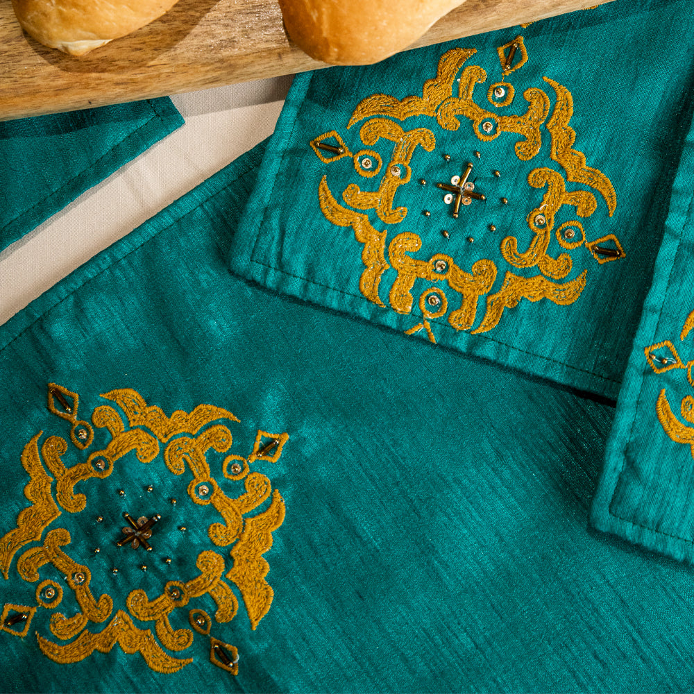 Emerald Geometric Table Runner With Mats ( Set Of 6 )