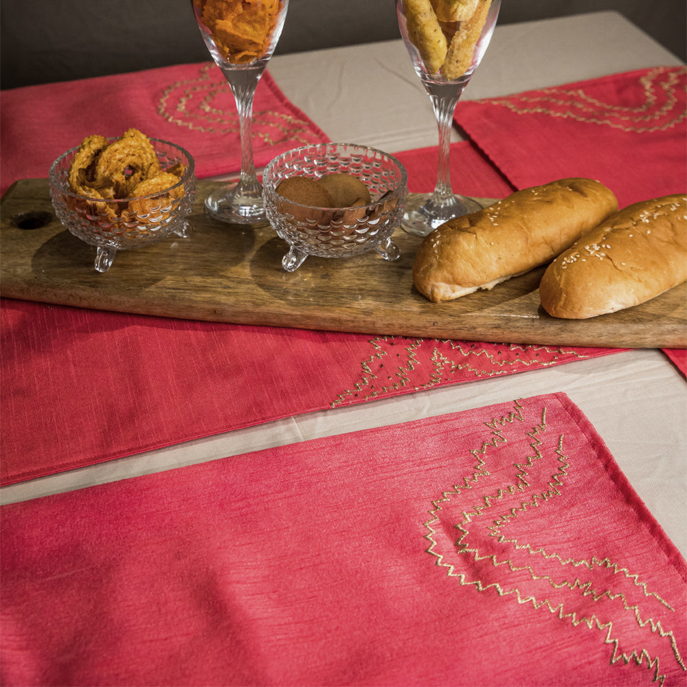 Pink Embroidered Table Runner With Mats ( Set Of 6 )