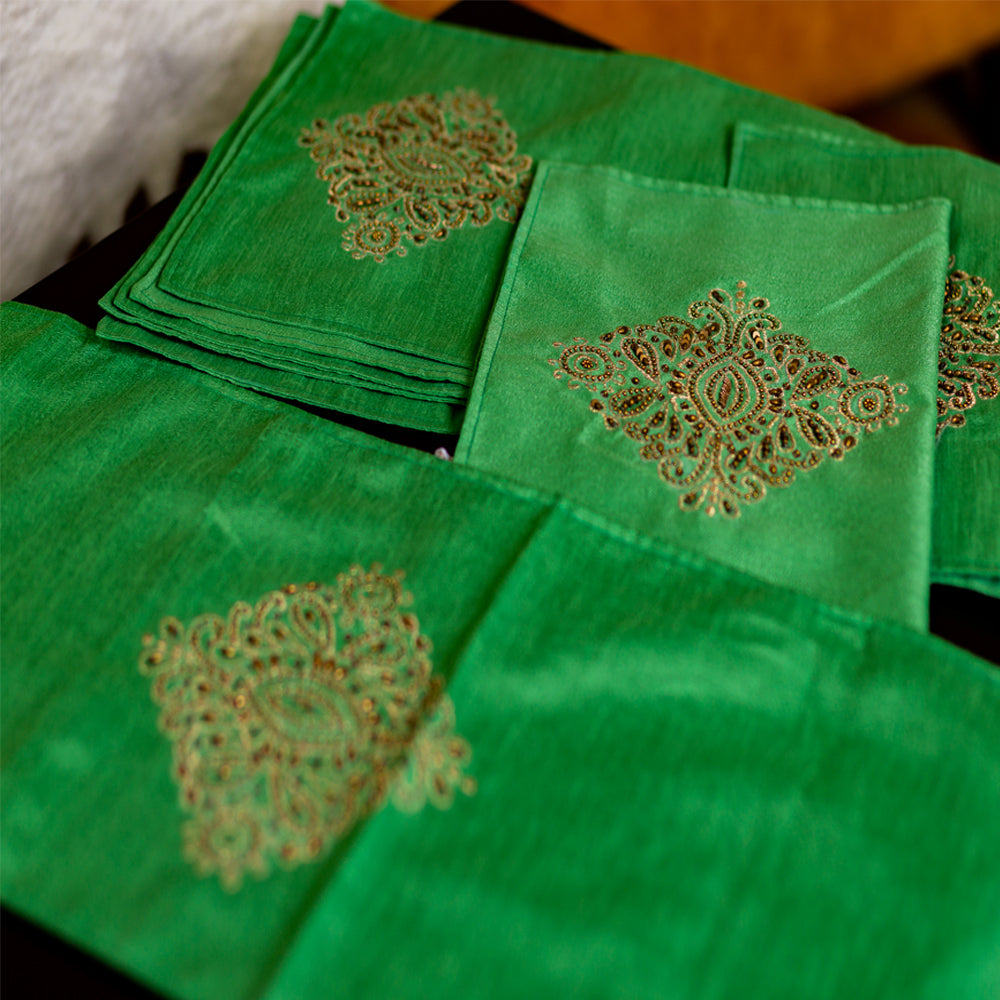 Green Embroidered Table Runner With Mats ( Set Of 6 )