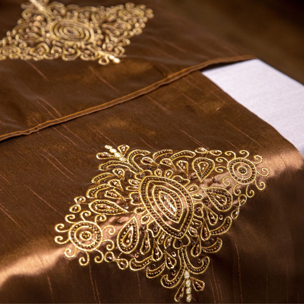 Golden Embroidered Table Runner With Mats (set of 6)