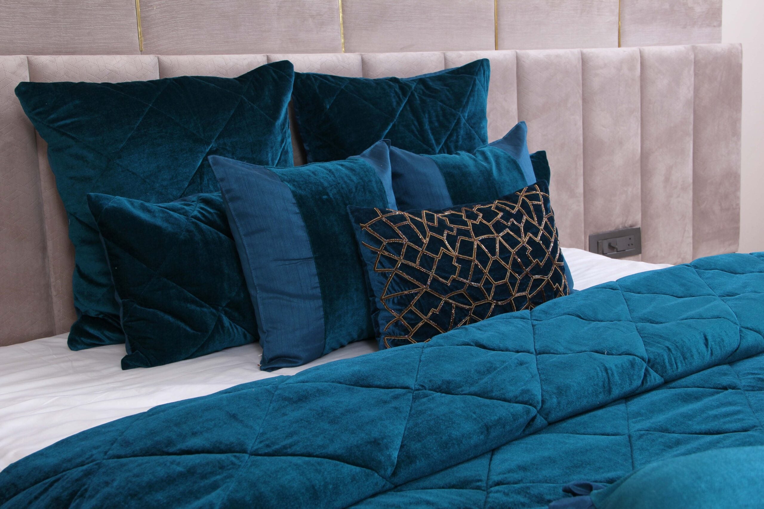 Teal Luxurious Velvet Bedspread (set of 7)