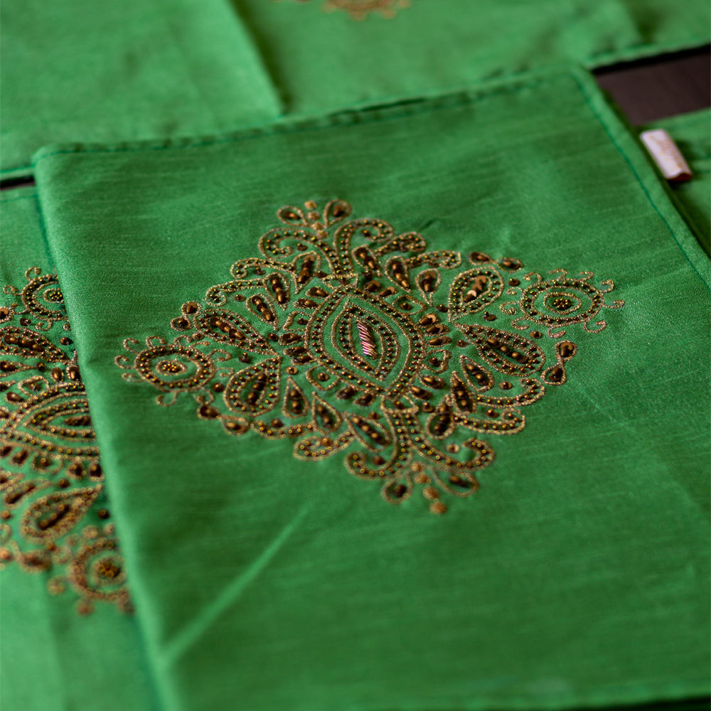 Green Embroidered Table Runner With Mats ( Set Of 6 )