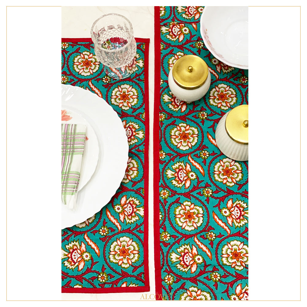 Red & green Paisley printed table runner with mats (set of 6)