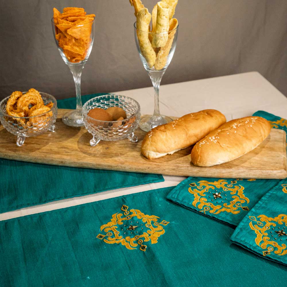 Emerald Geometric Table Runner With Mats ( Set Of 6 )