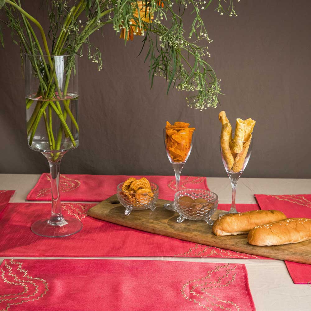 Pink Embroidered Table Runner With Mats ( Set Of 6 )