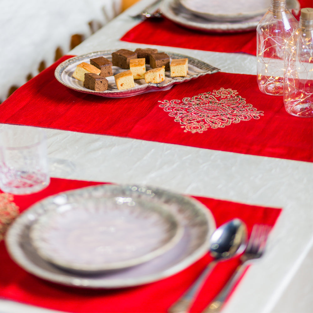 Red Embroidered Table Runner With Mats ( Set Of 6 )