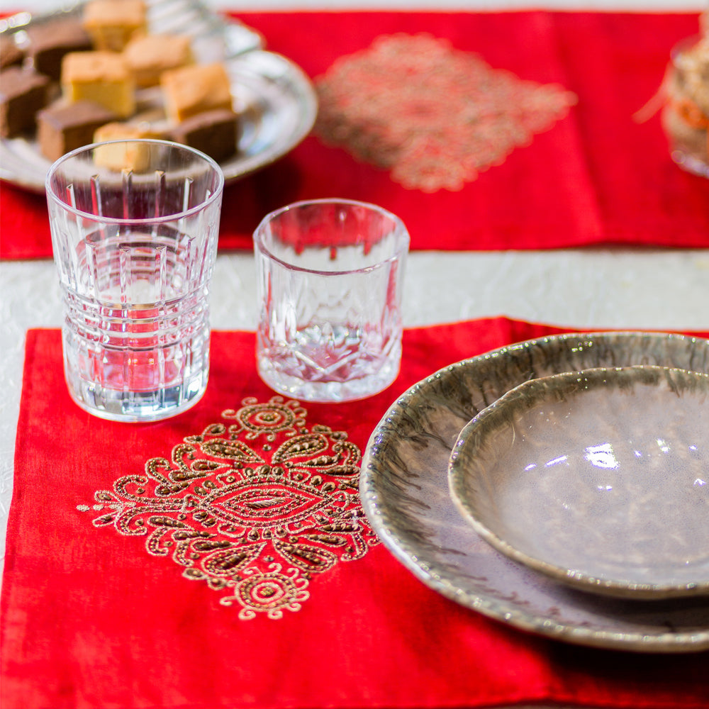 Red Embroidered Table Runner With Mats ( Set Of 6 )