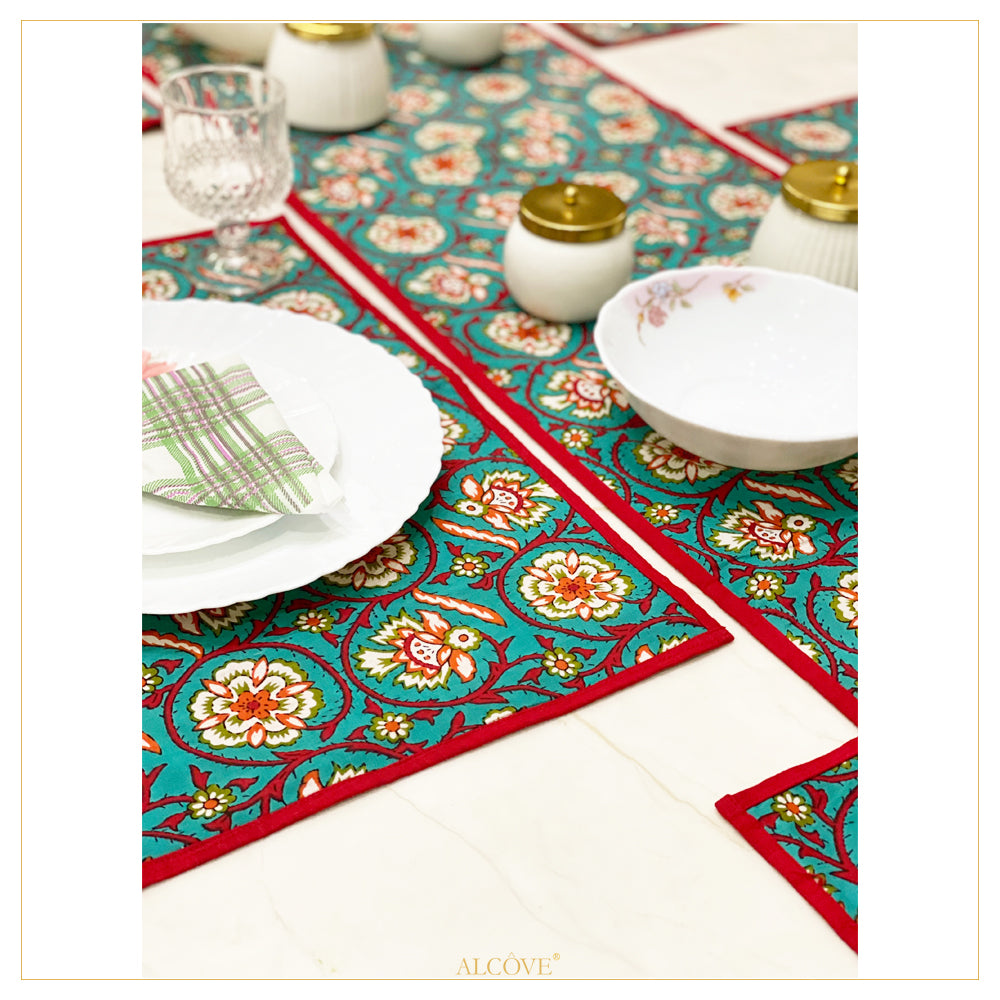 Red & green Paisley printed table runner with mats (set of 6)